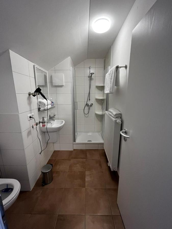 Gaestehaus Traunreut - Monteur Und Gaestezimmer - Bagian luar foto