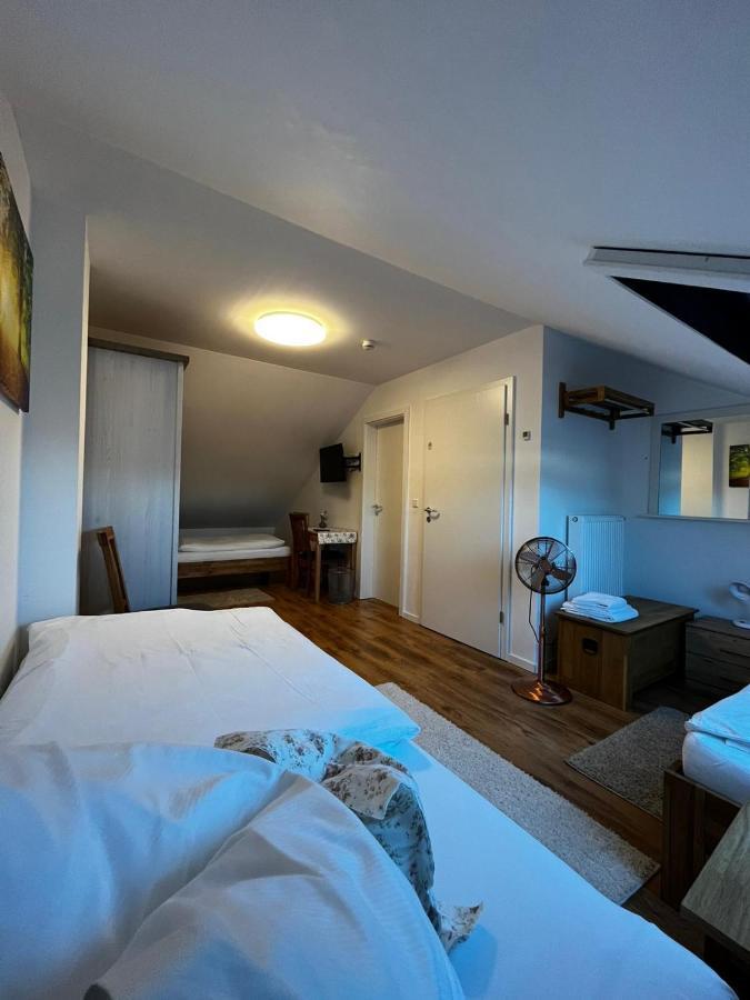 Gaestehaus Traunreut - Monteur Und Gaestezimmer - Bagian luar foto